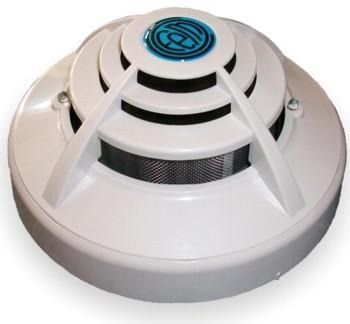 Un detector de humo blanco con un logotipo azul en la parte superior