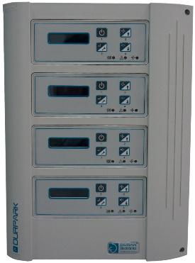 Un panel de control con tres botones apilados uno encima del otro sobre un fondo blanco.