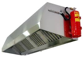 Una campana extractora de acero inoxidable con un extintor de incendios conectado a ella.