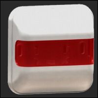 Una caja blanca con una raya roja en el costado.