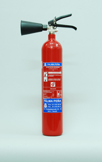 Un extintor rojo está sobre una superficie blanca.