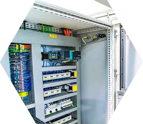 Un gran armario eléctrico lleno de muchos cables y equipos eléctricos.