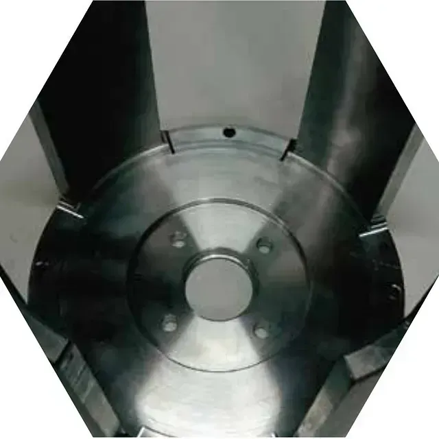 Un primer plano de un objeto de metal con un agujero en el medio.