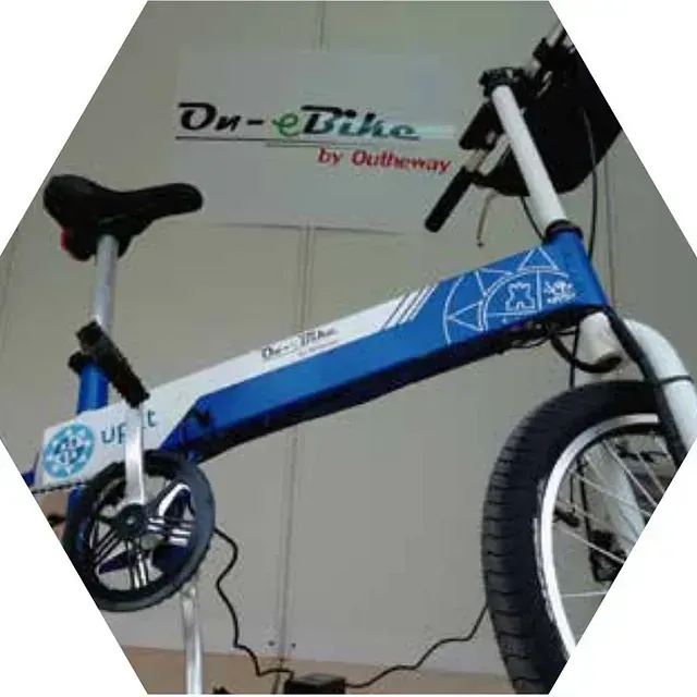 Una bicicleta azul y blanca está delante de un cartel que dice "en bicicleta eléctrica".