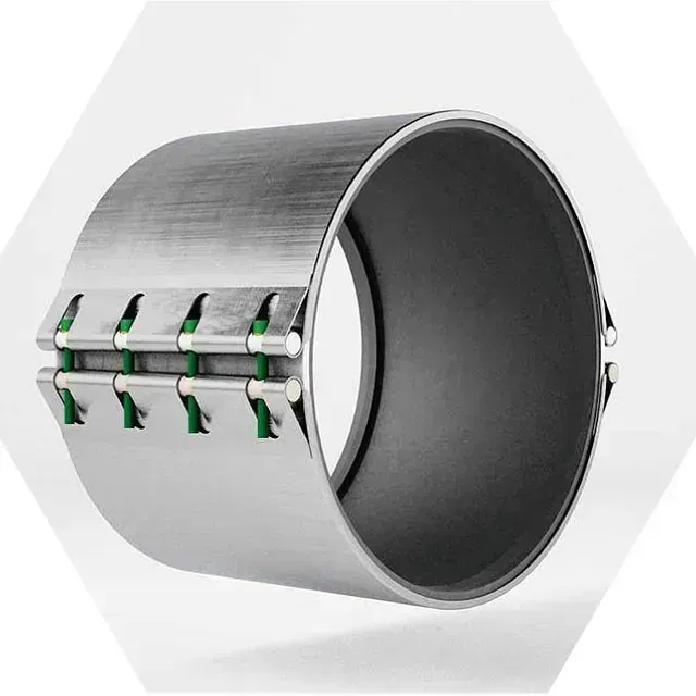 Un primer plano de una abrazadera de tubo de acero inoxidable sobre un fondo blanco.