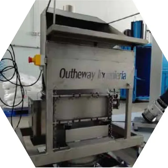 Una máquina de acero inoxidable está en una habitación.