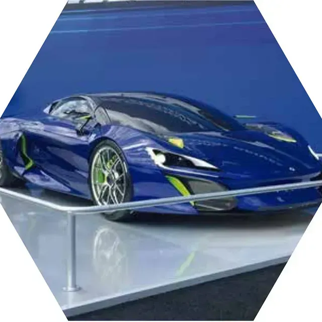 Un coche deportivo azul está expuesto en una sala de exposición.
