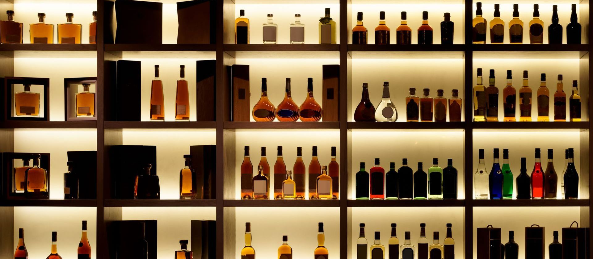 Présentoirs avec différentes bouteilles d'alcool fort