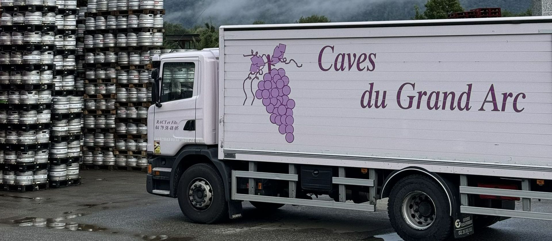 Camion de livraison sur le parking