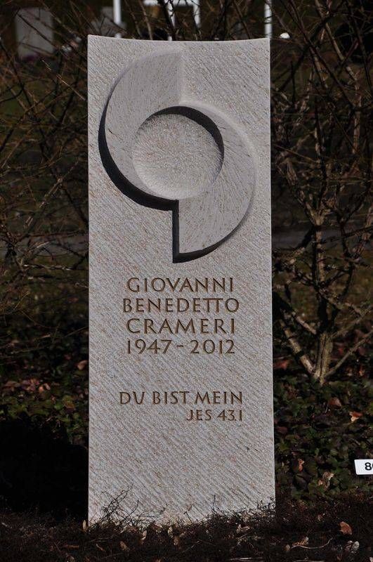 Gedenkstein für Giovanni Benedetto Castelli mit eingraviertem Text in einer bewaldeten Aussenanlage
