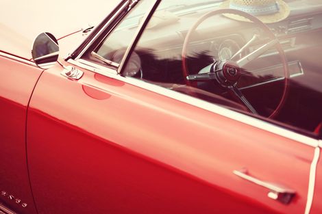 Rotes Auto in der Werkstatt beim Lackieren Rotes Auto in der Werkstatt beim Lackieren