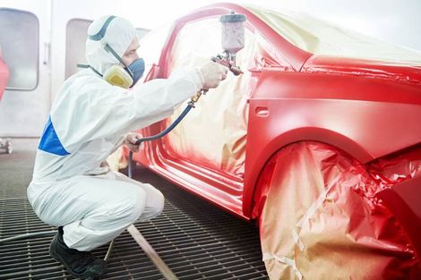 Schwarzes Auto mit Kratzern und Beulen erhält Reparatur Schwarzes Auto mit Kratzern und Beulen erhält Reparatur