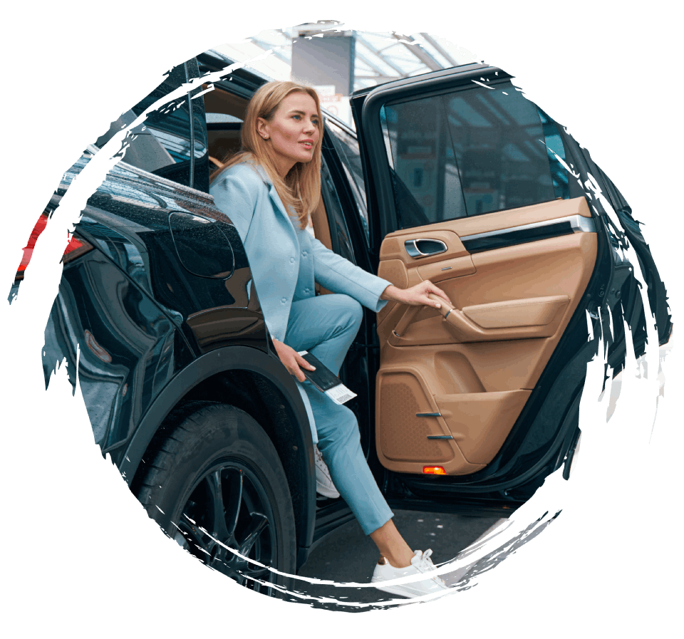 vrouw stapt uit taxi