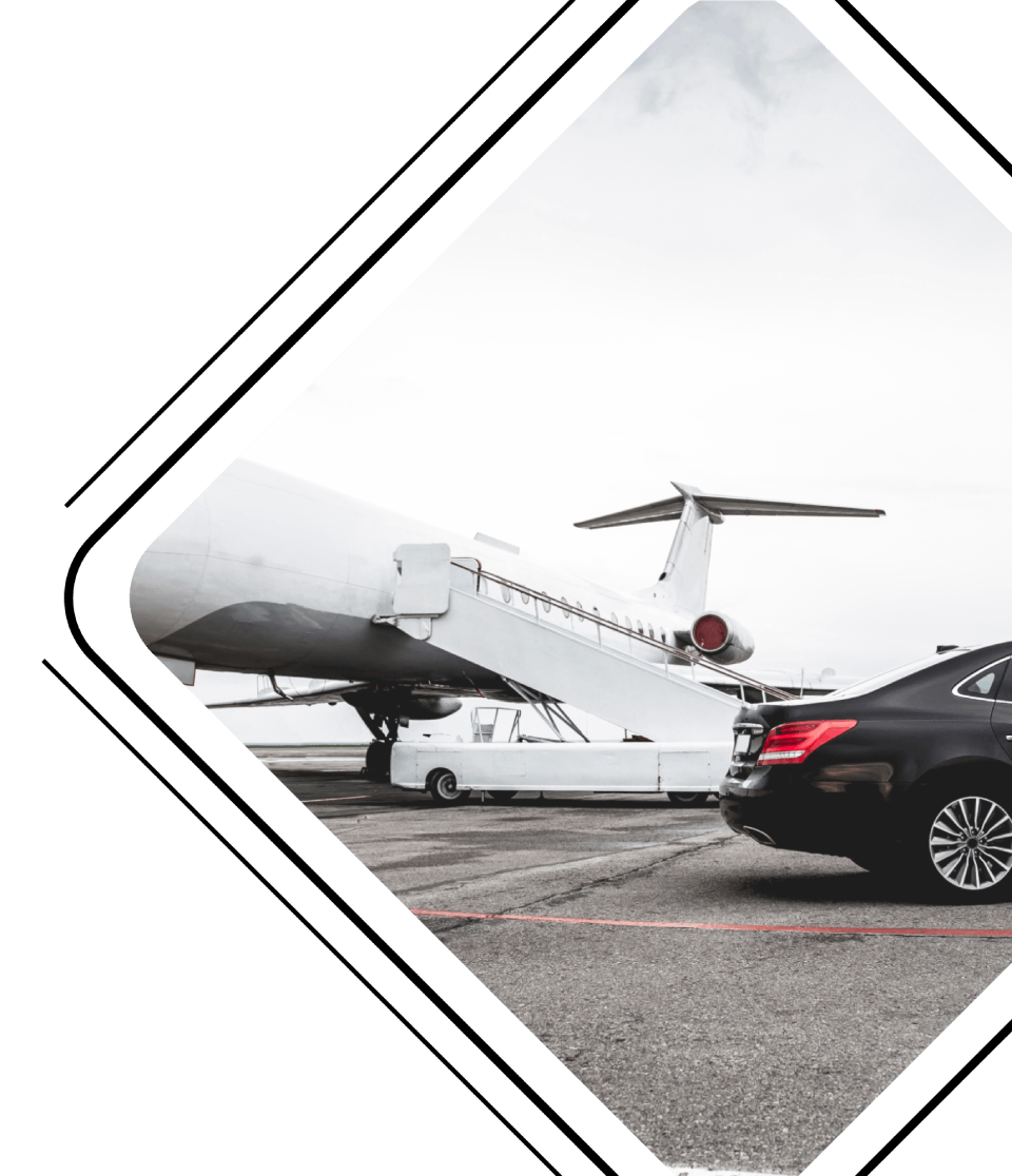 zwarte auto naast vliegtuig