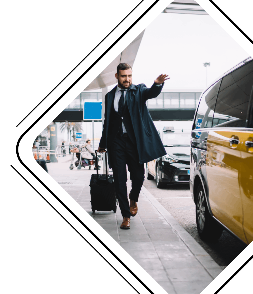 man met trolley op vliegveld loopt richting taxi