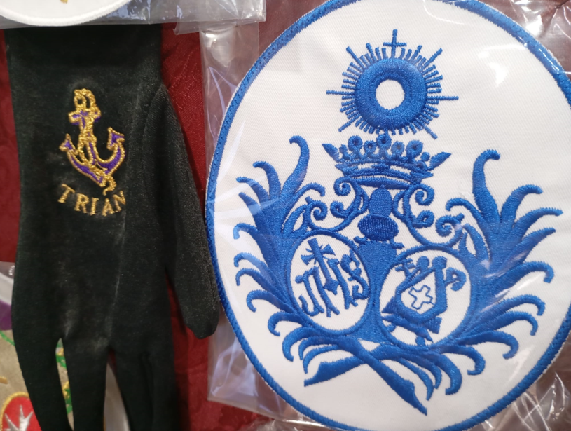 Un guante negro con la palabra trian en él.