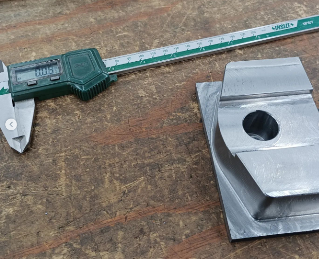 Se está imprimiendo un objeto rosa en una impresora 3D.