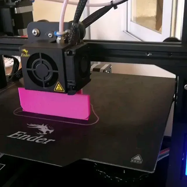 Se está imprimiendo un objeto rosa en una impresora 3D Ender.