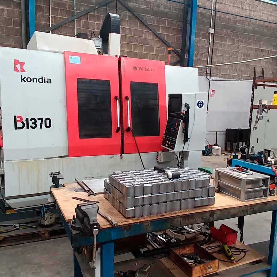 Una máquina roja y blanca con la palabra kondia escrita en ella.