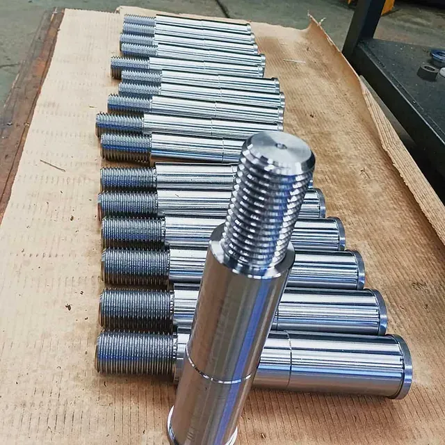 Un montón de varillas de metal están alineadas sobre una mesa.