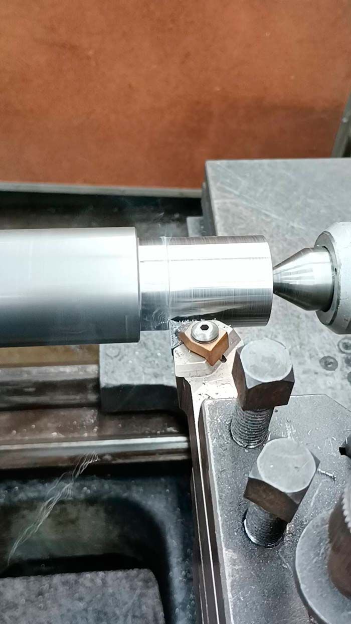 Un primer plano de un objeto de metal en un torno.