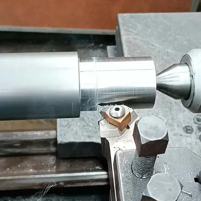 Un primer plano de un objeto de metal que se gira en un torno.