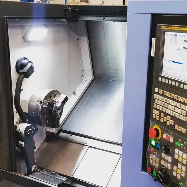 Una máquina con un monitor y botones