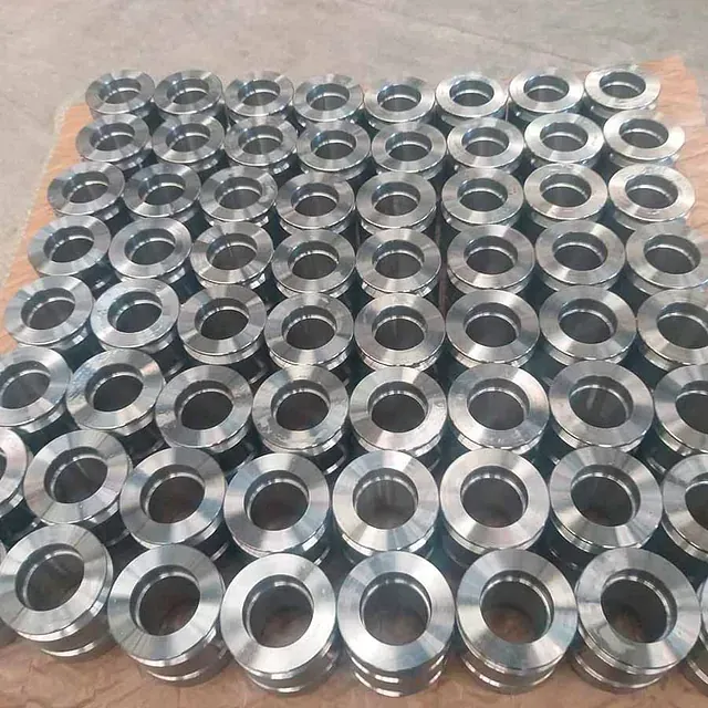 Un montón de anillos de metal se apilan uno encima del otro.