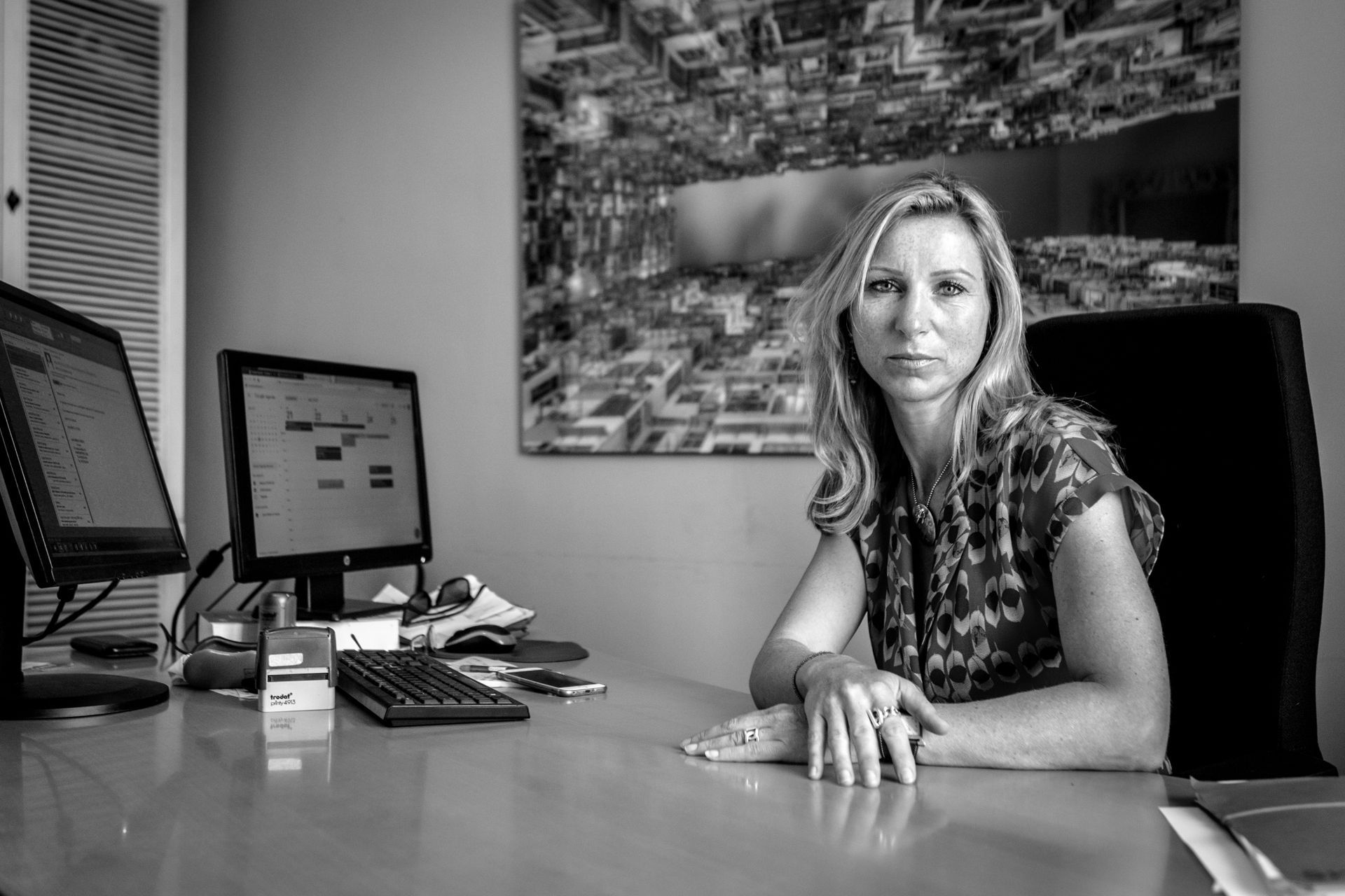 Me Maryse Pechevis assise à son bureau