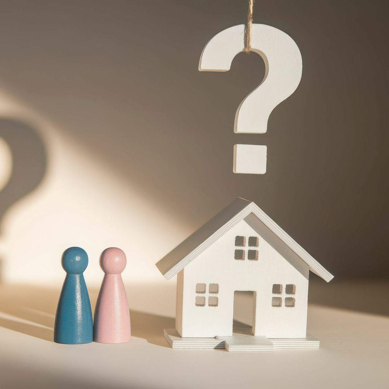 Une maison en bois avec des pions et un point d'interrogation