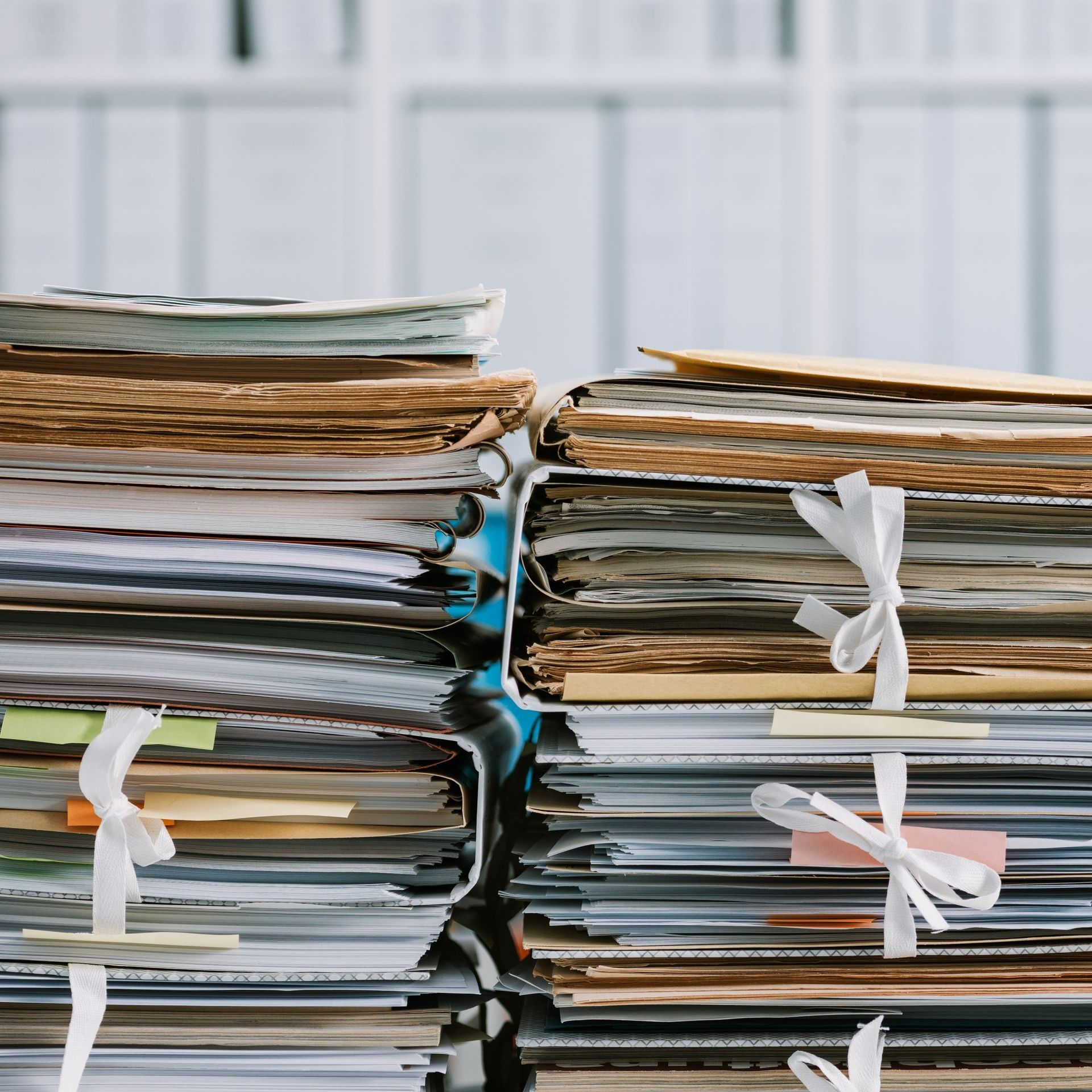 Des piles de dossiers juridiques