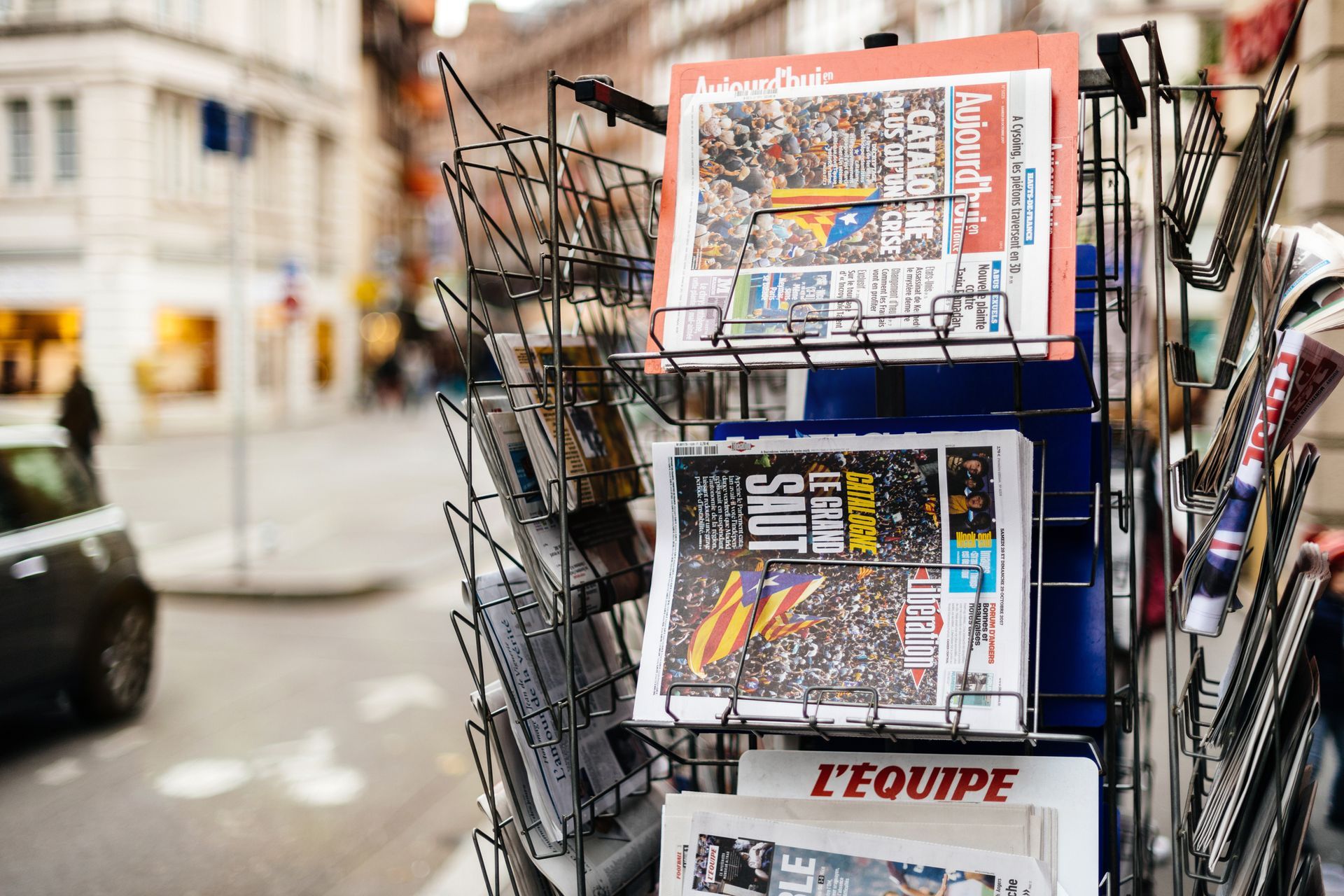 Un kiosque avec des journeaux