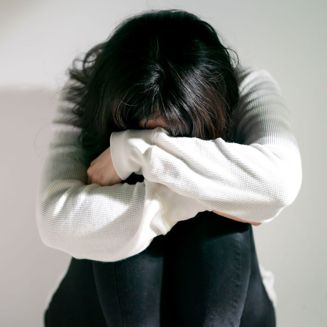 Une femme recroquevillée