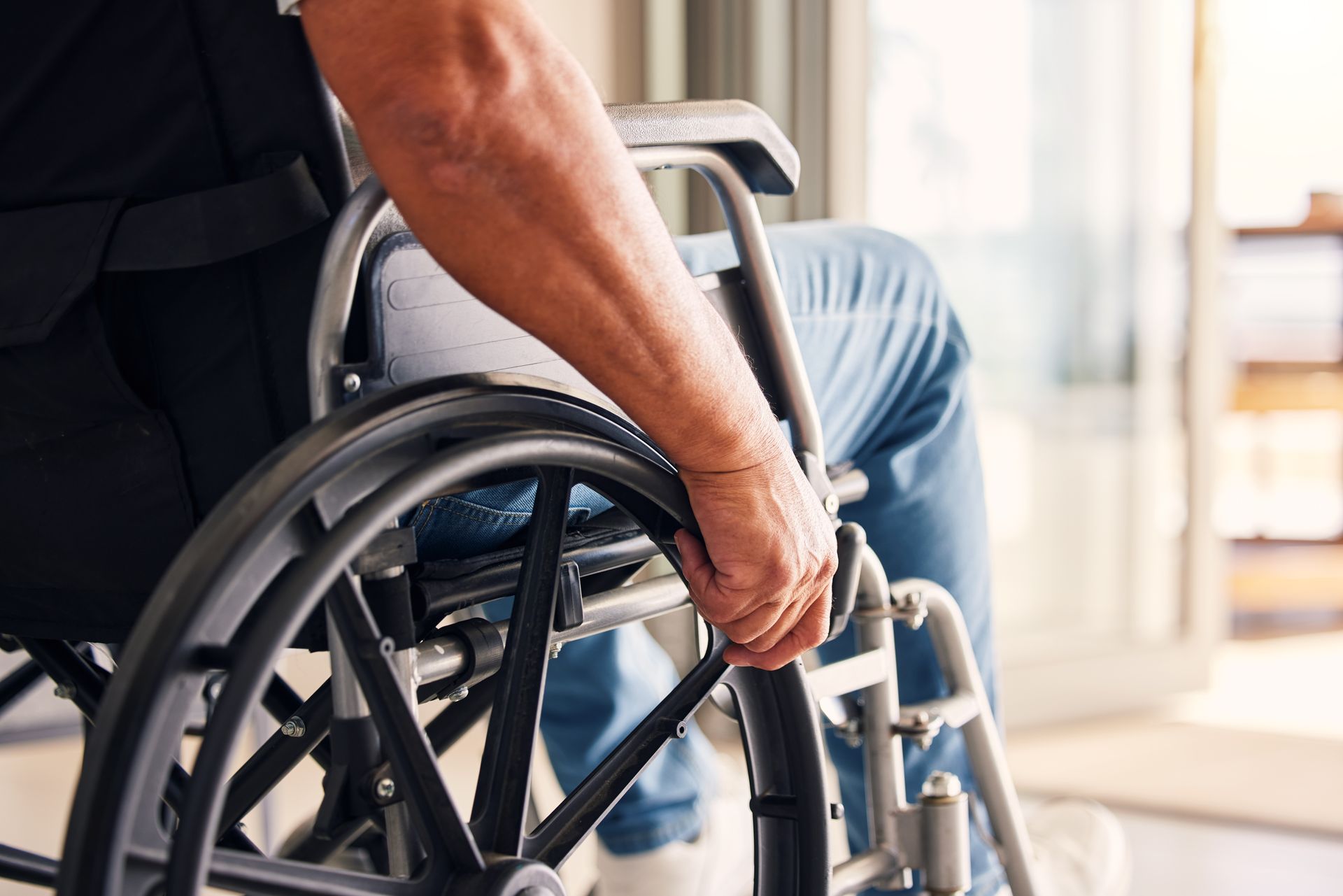 Une personne assise dans un fauteuil roulant