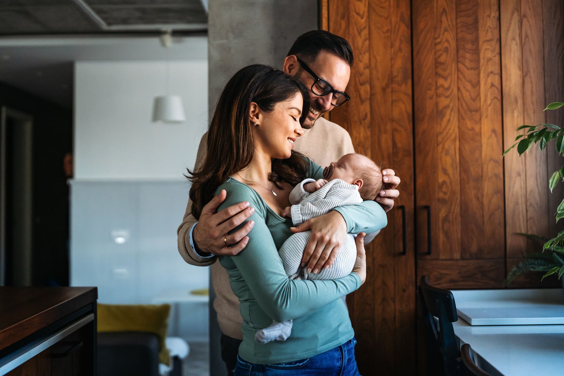 Des parents avec un bébé dans les bras