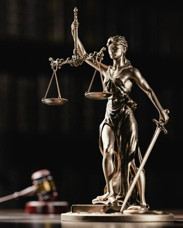 Statue en bronze de la justice