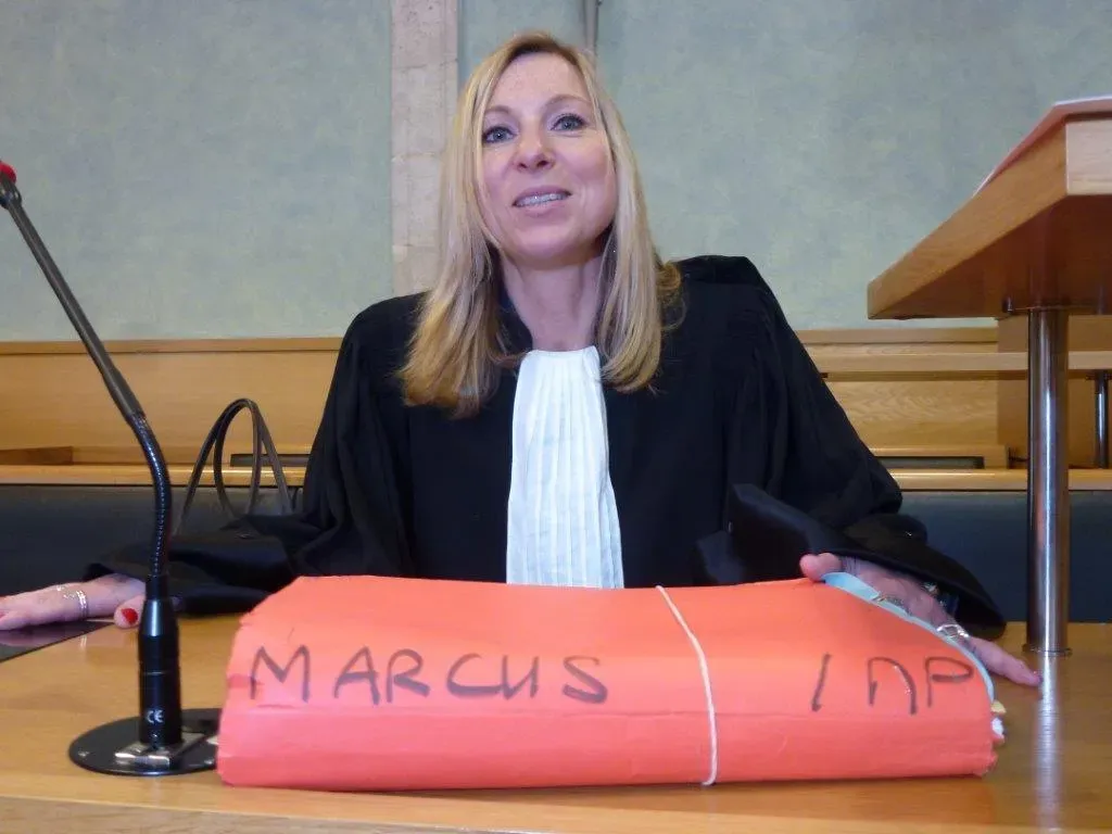 Me Pechevis à la barre d'un tribunal avec un dossier