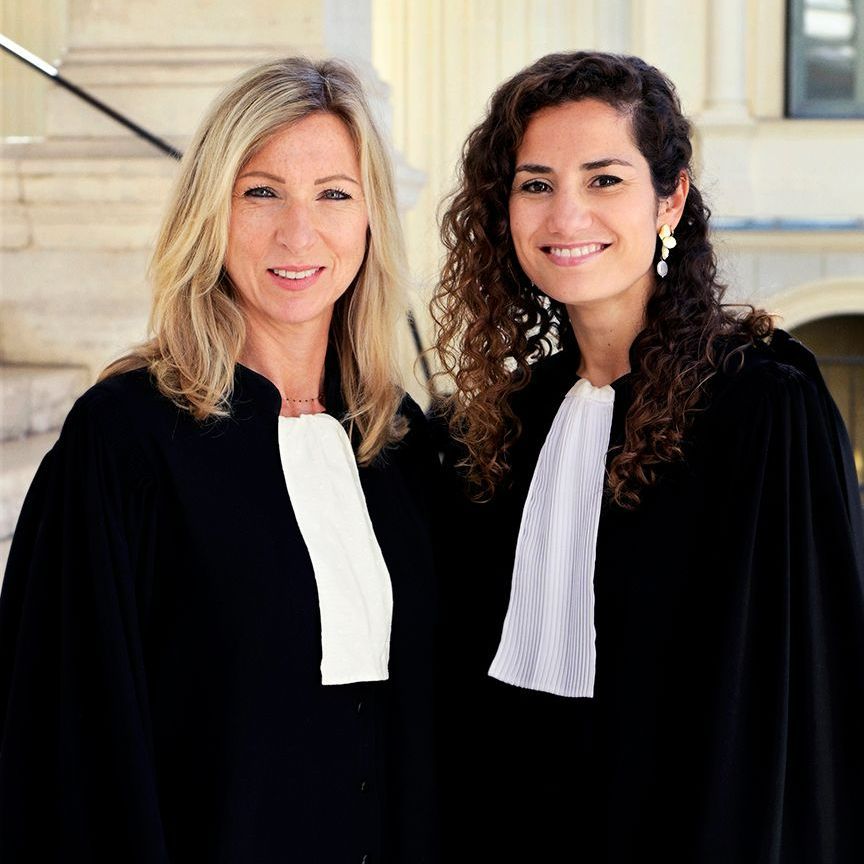 Maître Pechevis et Maître Smail en tenue d'avocat