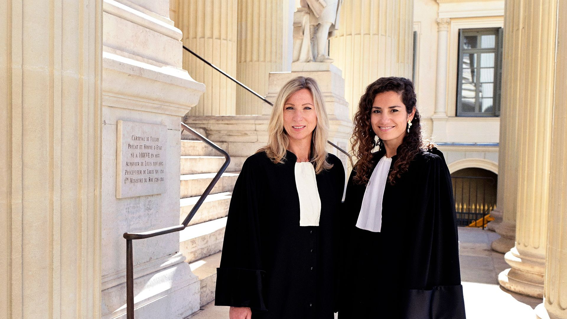 Portrait de Me Pechevis et de Me Smail devant un palais de justice