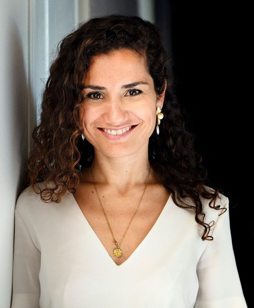Portrait de Me Nelly Smail souriante