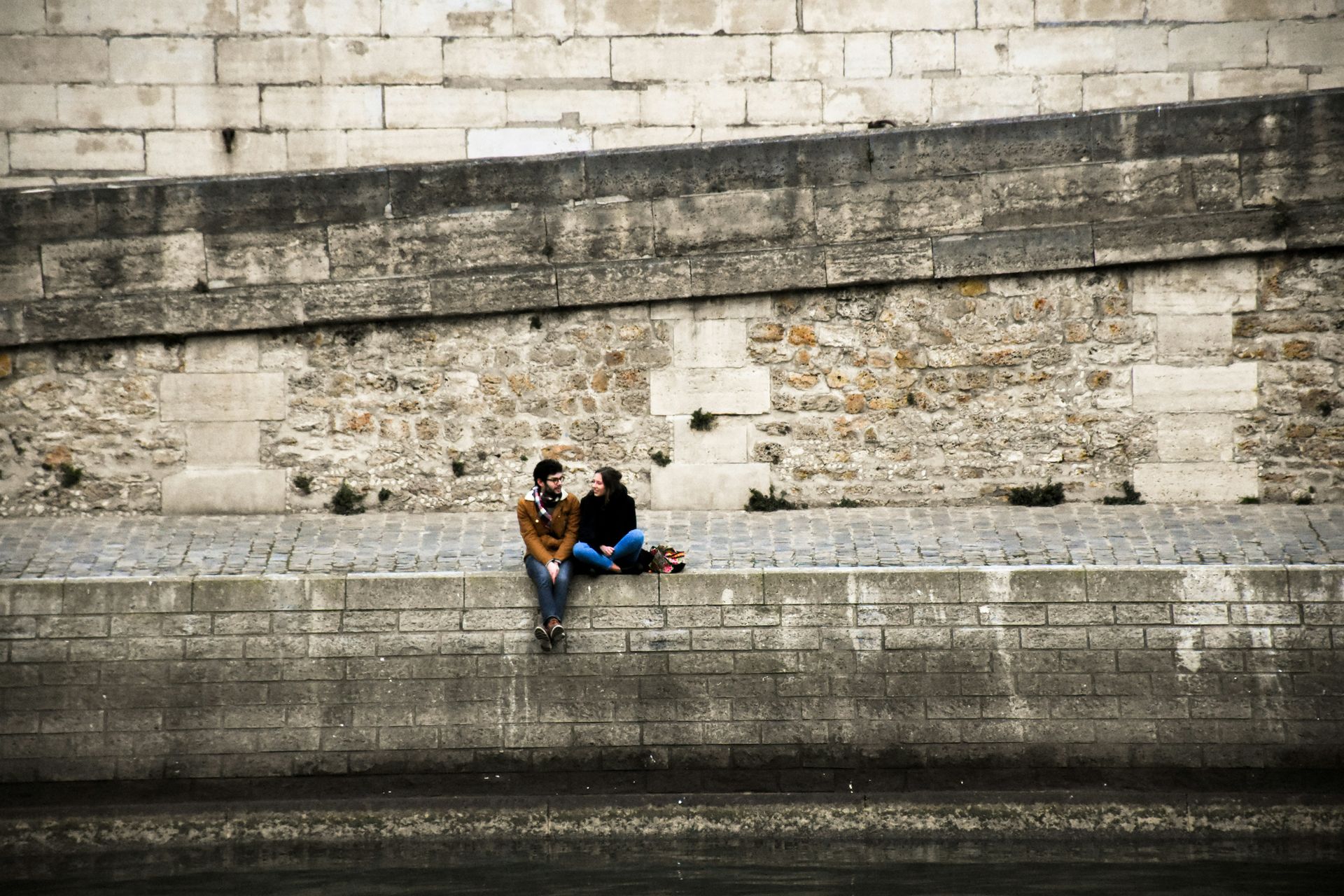 Deux personnes sur les quais de seine à Paris