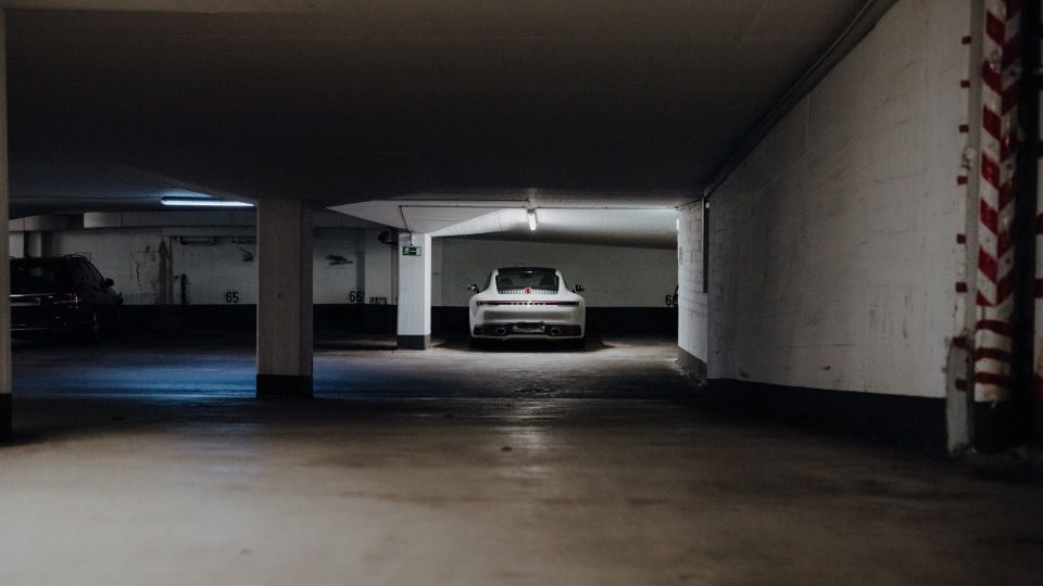 hell beleuchteter Parkplatz