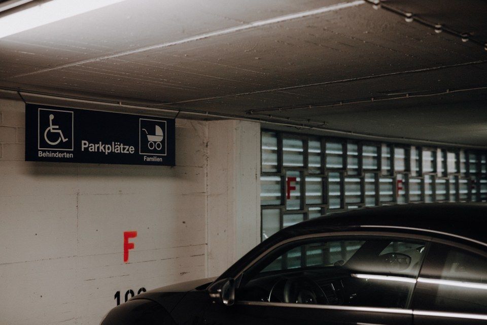 Parkplätze für Menschen mit Kinderwägen und Rollstühlen