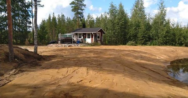 Tasoitettu hiekka pihalla