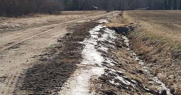 Kaivuutyöt pellolla