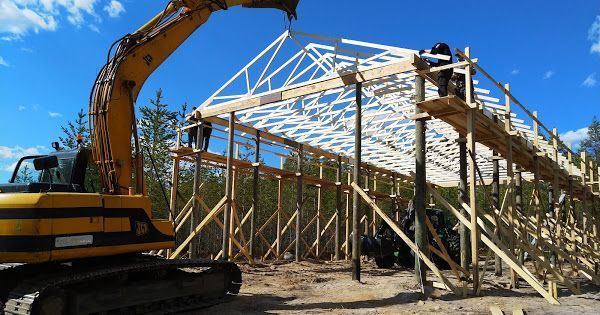 Rakennustyömaa katon pystytys