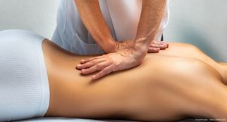 Frau wird massiert