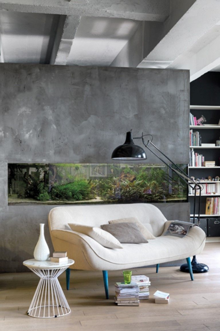 weißes Polstersofa vor Wand