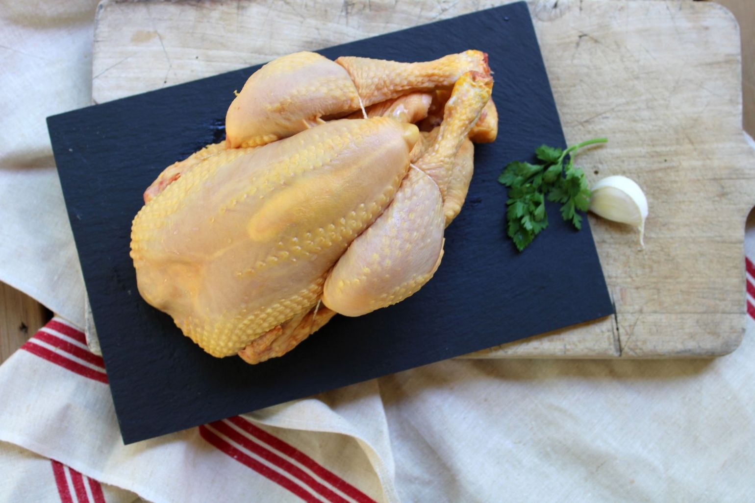Poulets suspendus sur des crochets