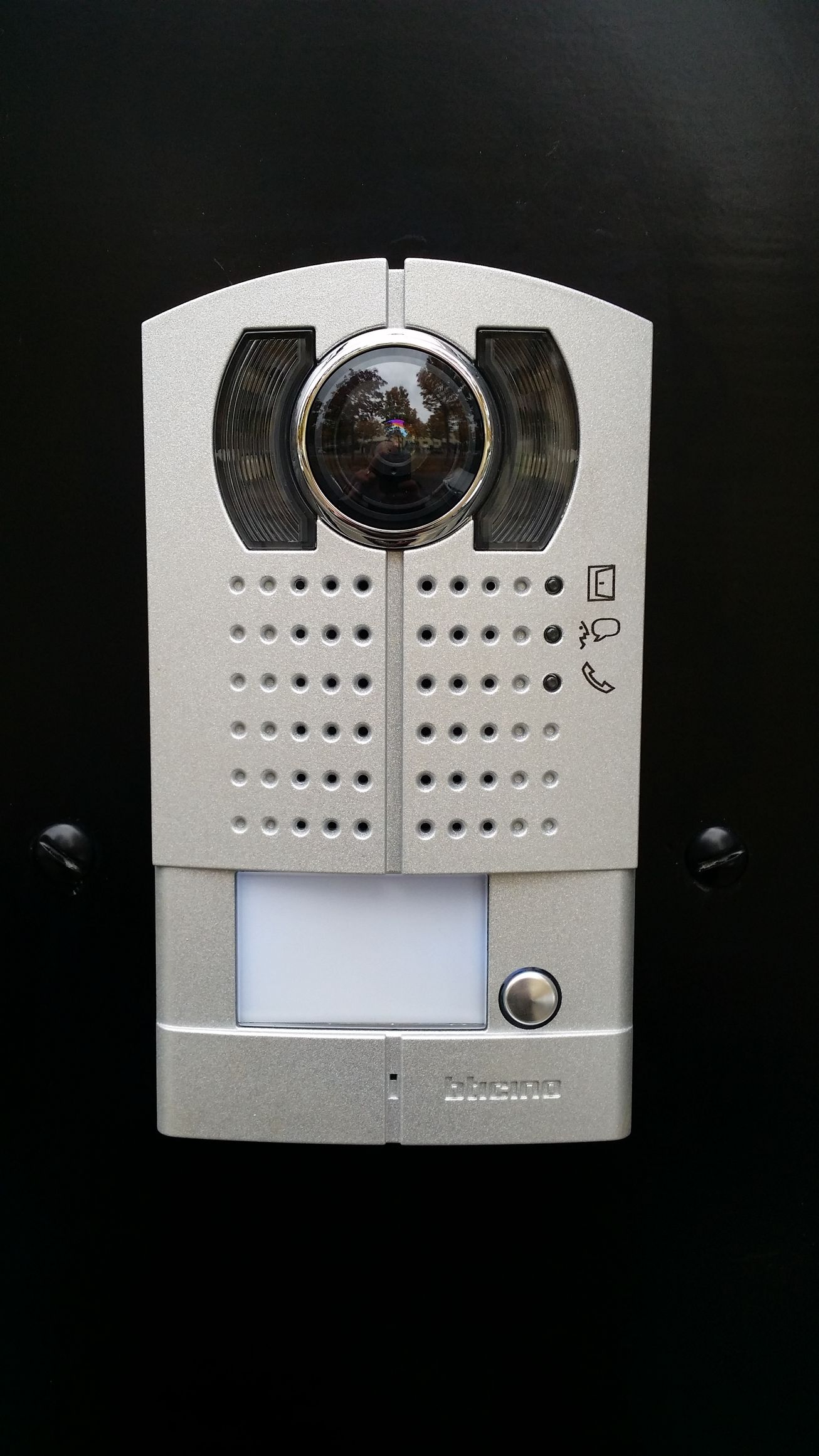 Un interphone installé en extérieur